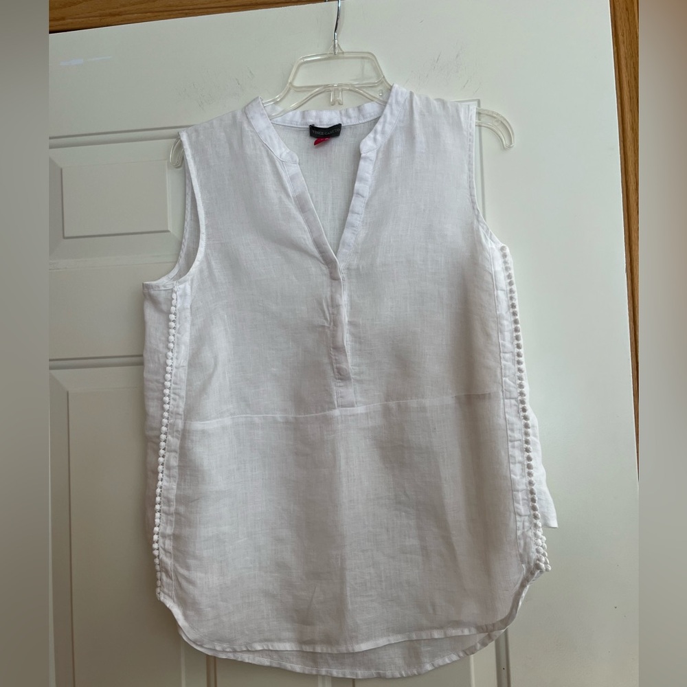 Vince Camuto white 100% linen classic V neck pull over sleeveless shirt. Size XS